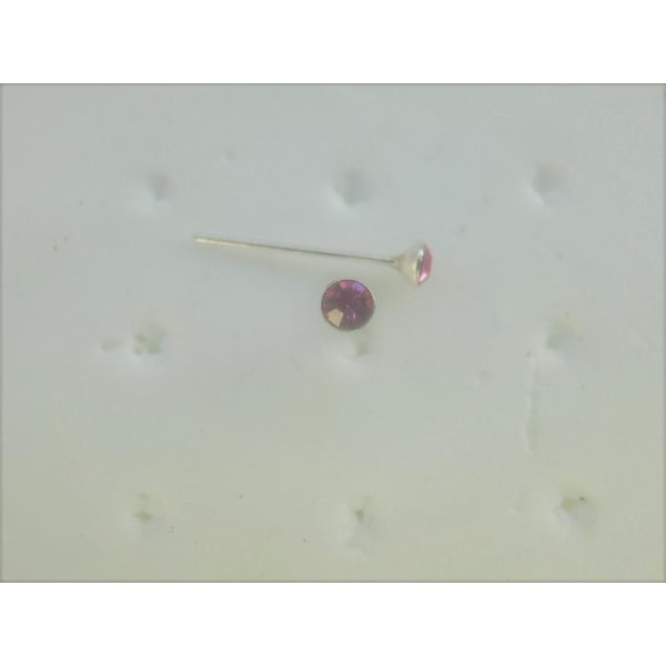 1 st. Näspiercing i silver med  2mm. rosa kristall(r)