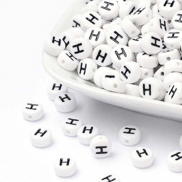 100 st Vita bokstavspärlor "H" i acryl med svart text