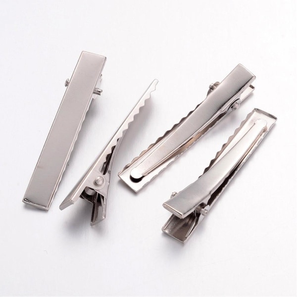 6 sølvfargede hårspenner 4,6 cm. lang og 8 mm bred