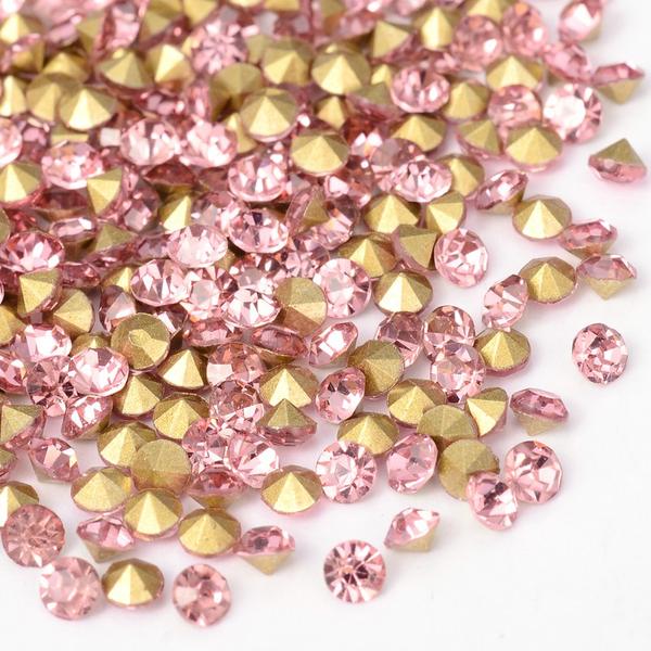 25 vaaleanpunaista kartiomaista Swarovski kristallia upotekoristeelle Ø 6 mm.