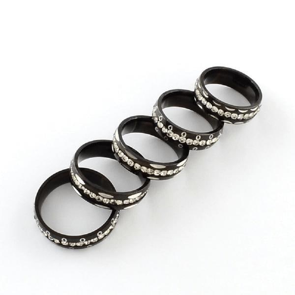 6 mm. bred ring i svart AISI 304 stål med strass stenar 16 mm. strass svart