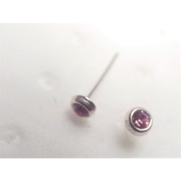 1 st. Näspiercing i silver med infattade 2mm. rosa kristall(r)