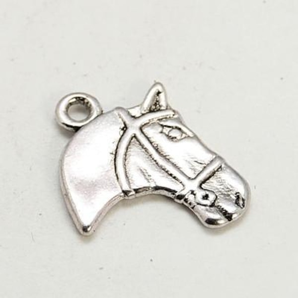 12 st. Hästhuvudformade nickelfra silverpläterade berlocker