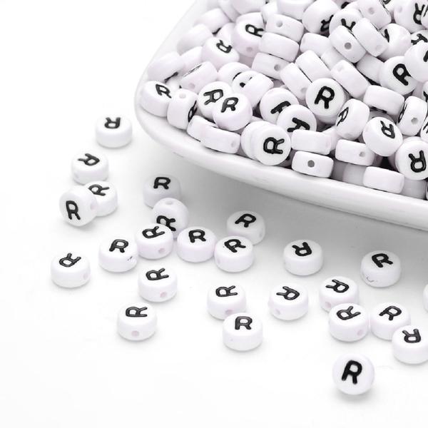 100 st Vita bokstavspärlor "R" i acryl med svart text