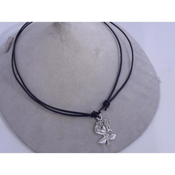Ställbar läder halsband med rosformad hänge 3 naturfärgad
