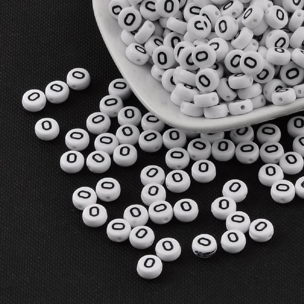 100 stk Hvide bogstavperler "O" i akryl med sort tekst