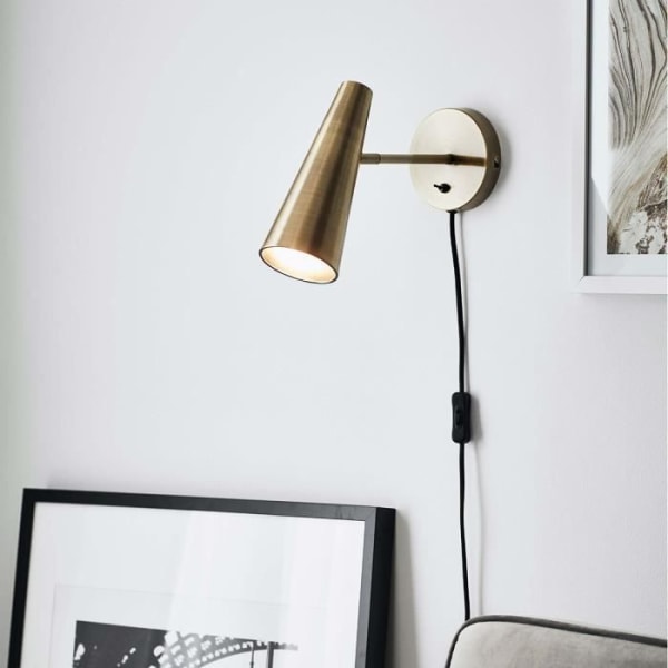 Vägglampa - Markslöjd - Peak - Messing - 23 cm djup - 29 cm höjd mässing