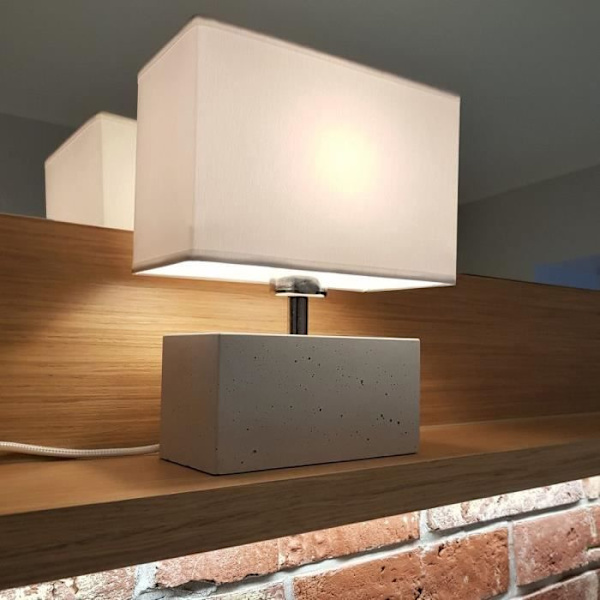 Bordslampa i grå betong, rektangulär design, vit lampskärm, 1 glödlampa, STARK