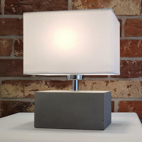 Bordslampa i grå betong, rektangulär design, vit lampskärm, 1 glödlampa, STARK