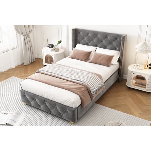 Grå sammetsklädd säng 90x200 cm – Med sänggavel, knapp- & nitdesign, träben & sängram Grey