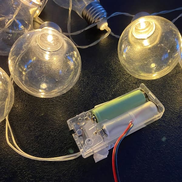 1m USB til 1V-24V justerbar LR6/AM3/AA batterieliminator med LED voltmeter