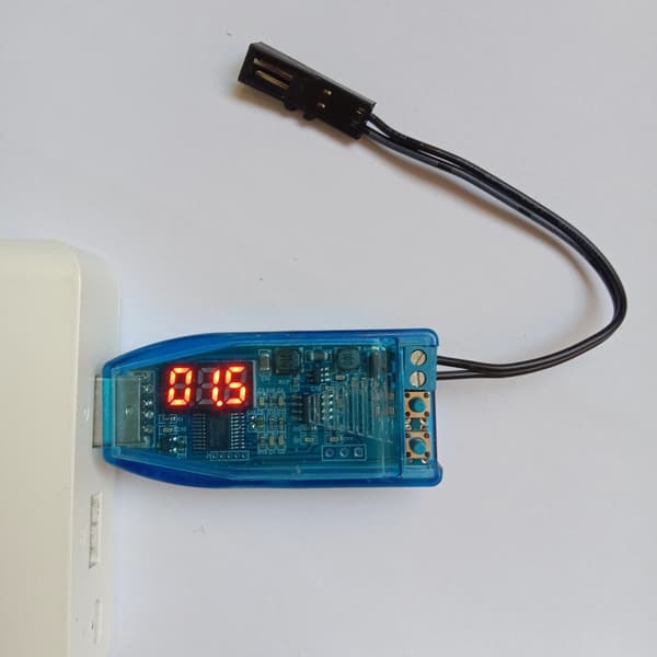 1m USB til 1V-24V justerbar LR6/AM3/AA batterieliminator med LED voltmeter