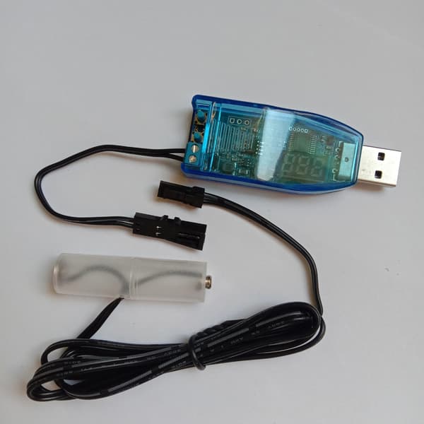 1m USB til 1V-24V justerbar LR6/AM3/AA batterieliminator med LED voltmeter