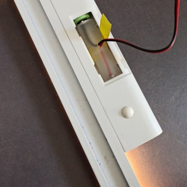 1m USB til 1V-24V justerbar LR6/AM3/AA batterieliminator med LED voltmeter