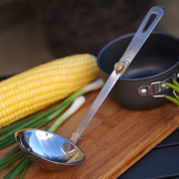 Ske i rustfrit stål med foldbart håndtag til sovs, suppe, madlavning
