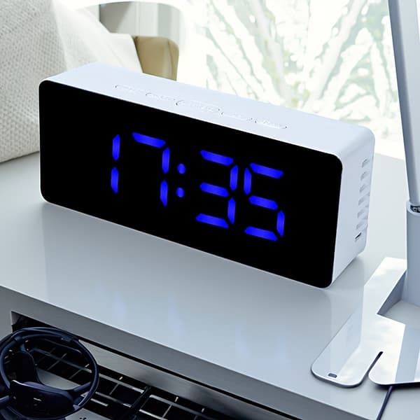 1 st Digital Väckarklocka för Sovrum | Driven, Stor Display, Temperatur- och Timerfunktioner, Justerbar Ljusstyrka, Multi-läge, Idealisk för Kontor, Hem White