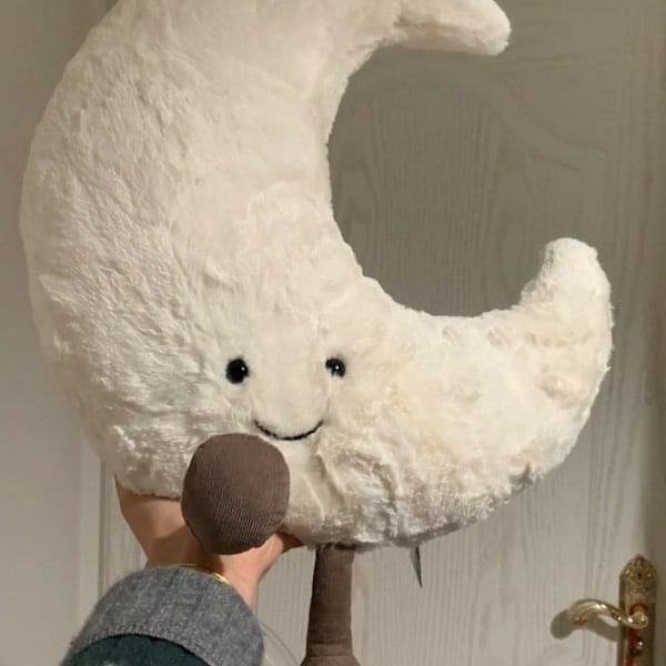 Splinterny med mærker Jellycat Amuseable Moon taske. Sødt plyslegetøj