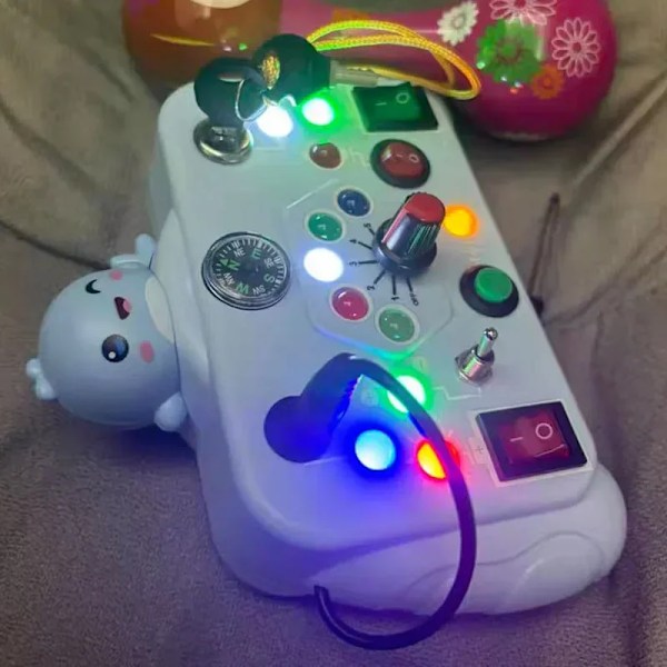 Montessori Aktivitetsbrett Mind Toys Tegneserie med LED Lysbryter Kontrollbrett Reiseaktiviteter Barnas Lek for 2-4 År Gamle Apricot