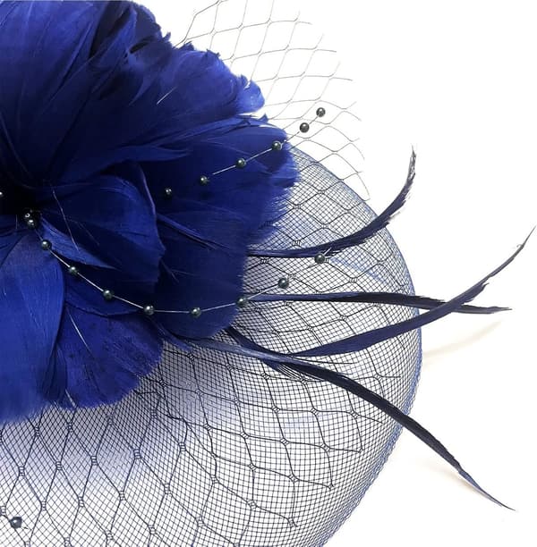 Fascinator-hatt for kvinner med blomst, netting, bånd og fjær, hårbøyle til cocktailfest