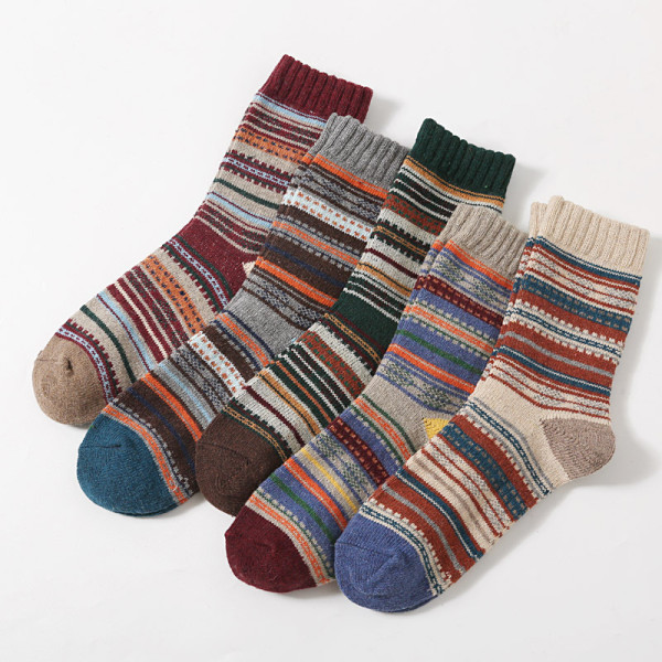 5 paria neulottuja sukkia kauniissa väreissä ja kuvioissa