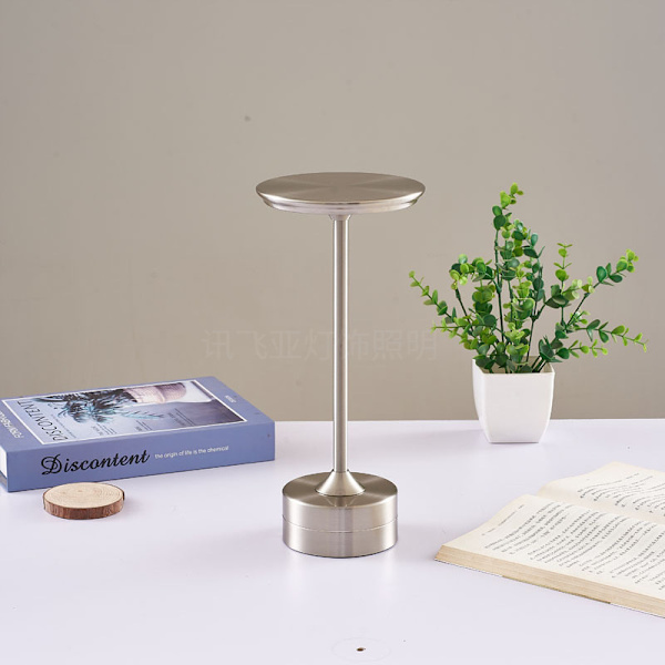Trådløs berøringsbordlampe vanntett metall USB-lading bordlampe dimmbar C