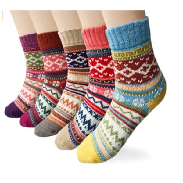 5 par strikkede sokker i fine farger og mønstre