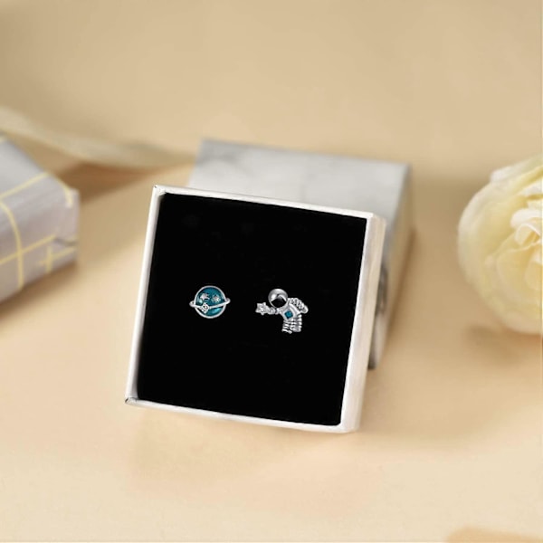 925 Sterling Silver Emalj Astronaut Jord Stjärna Asymmetriska Örhängen Dam Spaceman Örhängen Födelsedagspresent Silver astronaut -