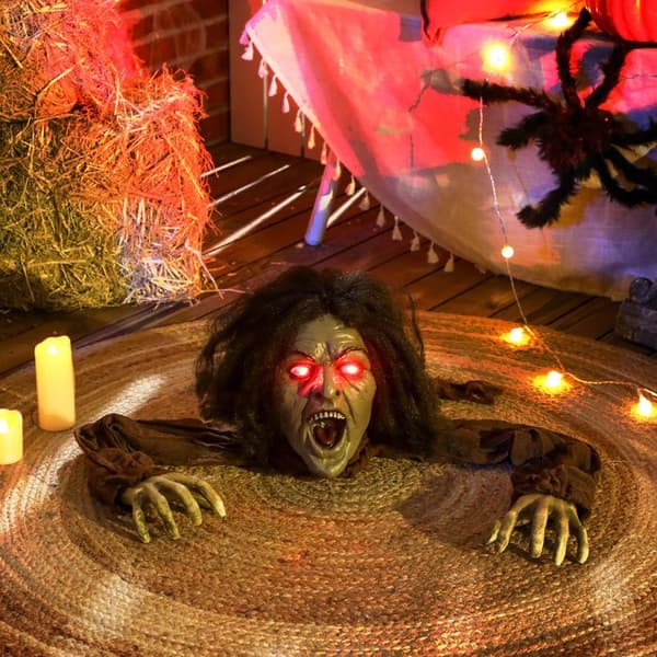 Krypende zombie Halloween-dekorasjon med lyder, lys og batteridrift