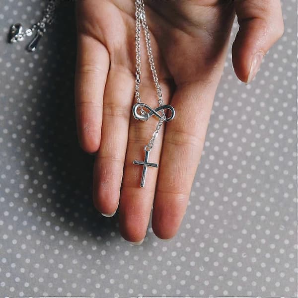 Silverpläterat Infinity-halsband med Kors