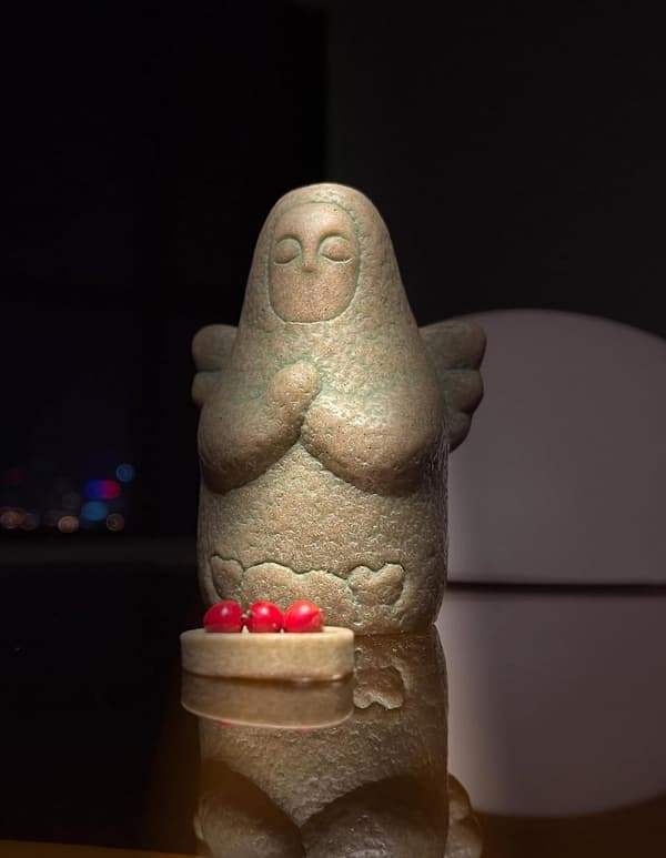 Helia Statue Bedende Engel Skrivebord Spillrom Datamaskin Skrivebordsdekorasjon