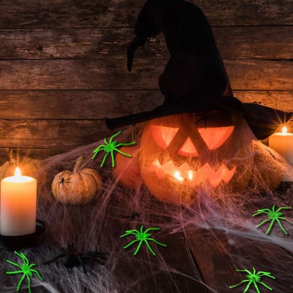 Halloween edderkoppnettdekorasjoner, med 200 lysende kunstige edderkopper og 4 svarte edderkopper.