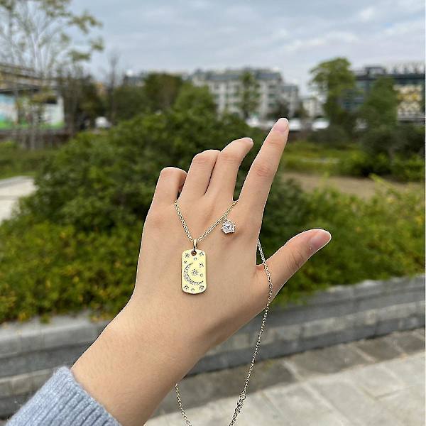 Symbolsk månehalskjede med en krystallmåne og hvite krystallstjerne-anheng på en gullfarget kjede Xq-ps834