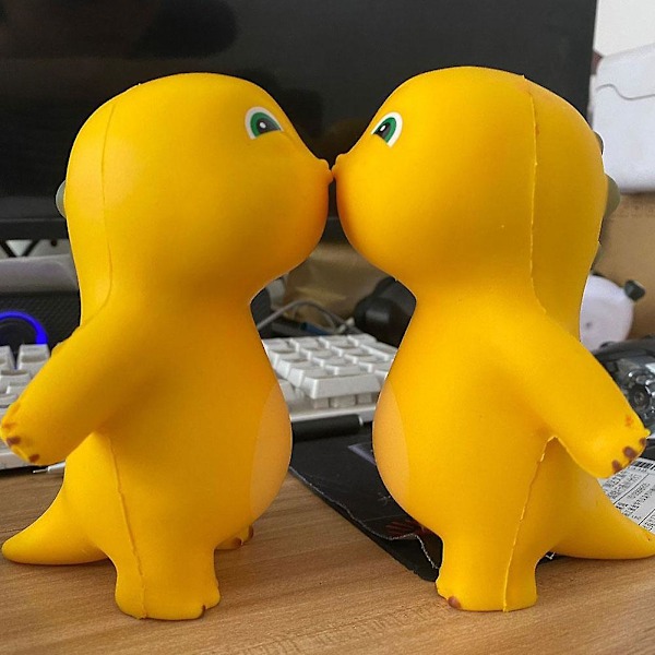 Söpö maitosaurus puristuslelu stressiä lievittävä lahja lapsille keltainen Nailong käsintehty lelu（Kuten kuvassa）