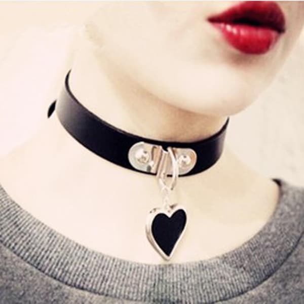 Dww-1 stk. Hjerteformet tema læderchoker Justerbar punkchoker PU læderhalskæde sæt (sort)