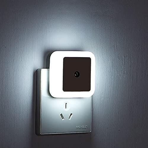 Plug-in LED-lysstyrt nattlys intelligent skumring til daggry sensor soverom