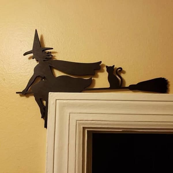 Riippuva koriste - MOTHINESSTO - Halloween - Ovenkulmakyltti - Puu - Musta