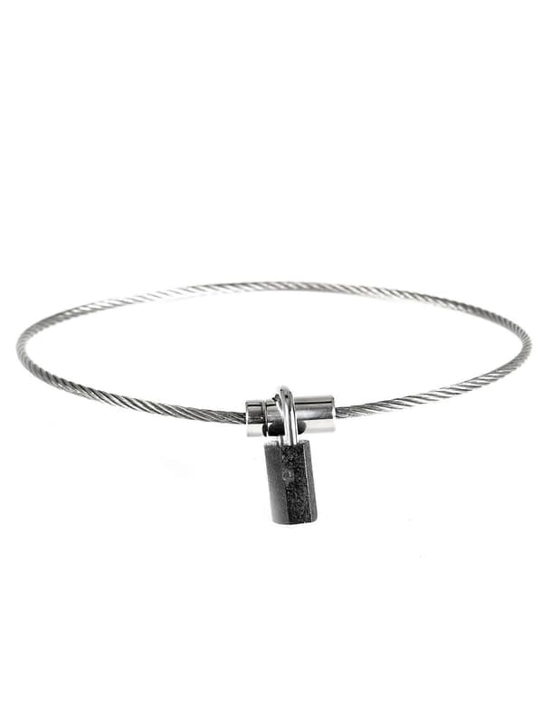 Halsband med vajer och hänglås