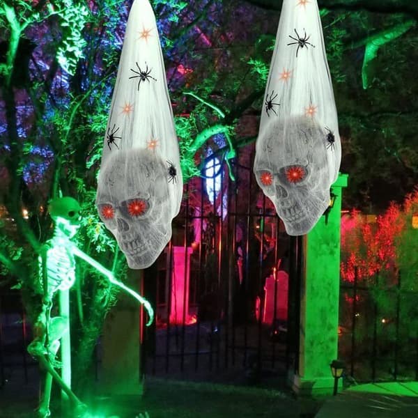 Halloween Hengende Hodeskalledekorasjon - WINLLINEE - Sett med 2 - Røde LED-øyne - 2 Edderkopper - Plast og Gassbind