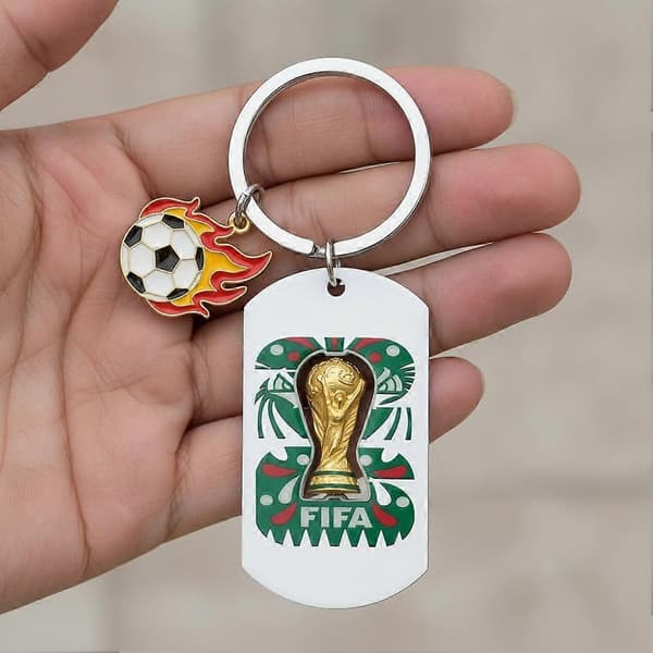 2026 FIFA World Cup nøglering i rustfrit stål med trofæ- og fodboldvedhæng B