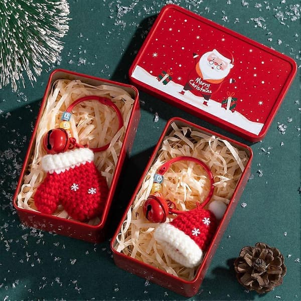 Hängande julgransprydnad i form av klocka, stickad i ull B7