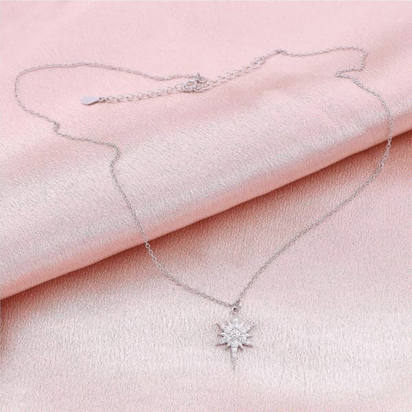 Eleganta symbolhalsband för kvinnor