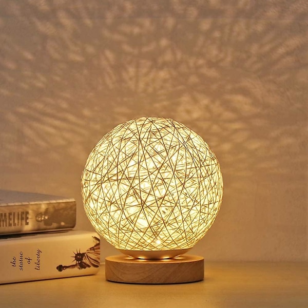 Træbordlampe, LED-natlygtelampe med håndstrikket flettet rattan kugle og USB-oplader (hvid)