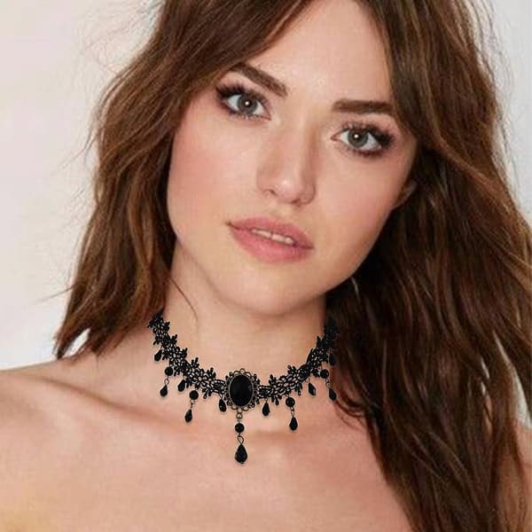 DWW-Blonde Choker Halskæde med Sorte Perler og Gotiske Kvaster