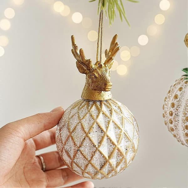 Julekule i plast med skogsdyr ekorn og hjortehode i glitterrelieff Squirrel plastic ball