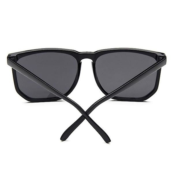 Sorte store retro solbriller med spejlede sorte glas