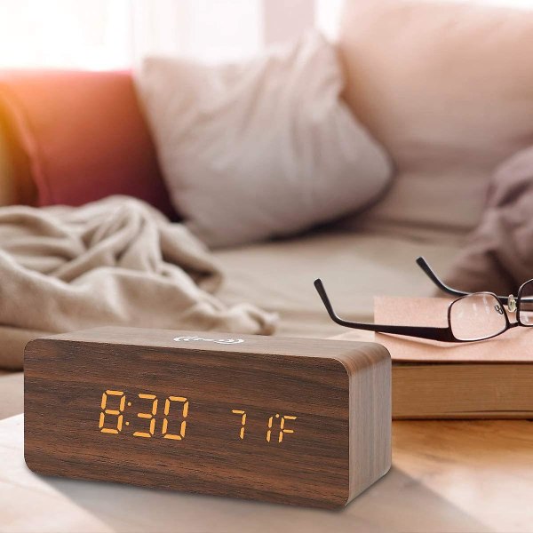 Digital väckarklocka i trä med trådlös laddning - Brun