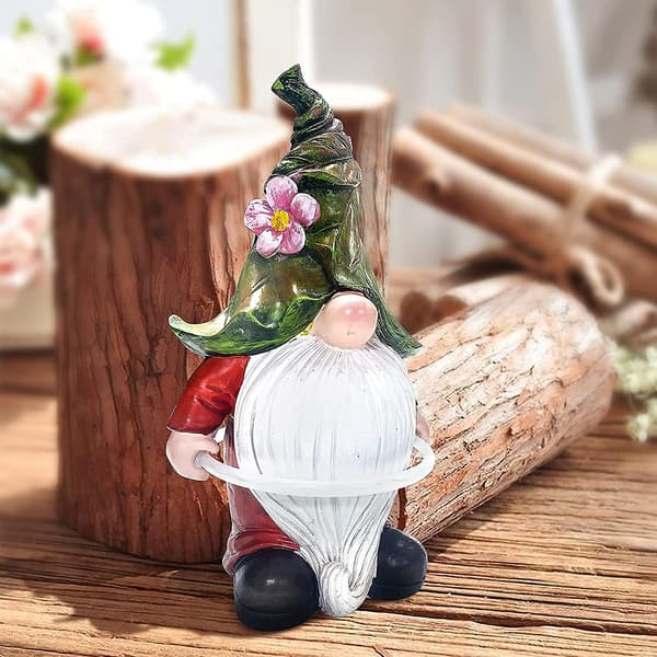 Solcellsbelyst trädgårdstomte med LED-solcellsdriven syntetisk hartsgnome med solceller