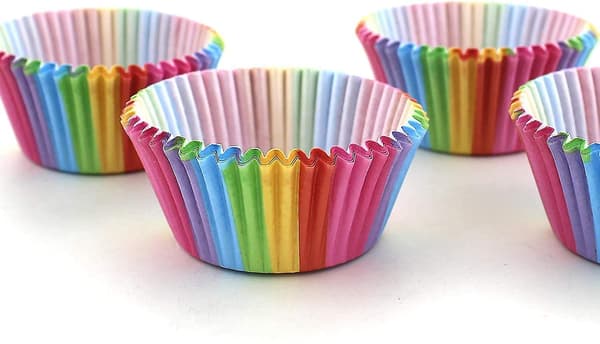 100-pakning cupcake-former, kakepapirkopp, regnbue-bakingskopper for husholdningsovn