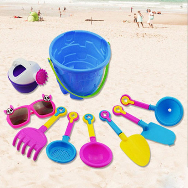 Barnens strandleksakssandset, strandhink, vattenkanna, spade, kratta