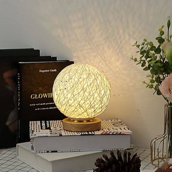 Træbordlampe, LED-natlygtelampe med håndstrikket flettet rattan kugle og USB-oplader (hvid)